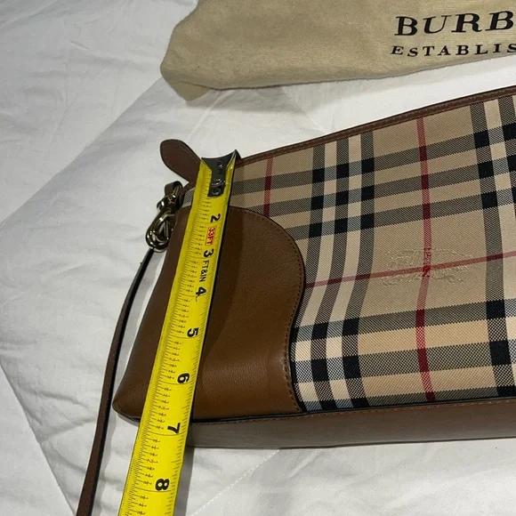 BURBERRY CROSSBODY AUTHENTIC LARGE CLUTCH SIGNATURE PATERN REMOVABLE STRAP EUC. - Picture 16 of 17
